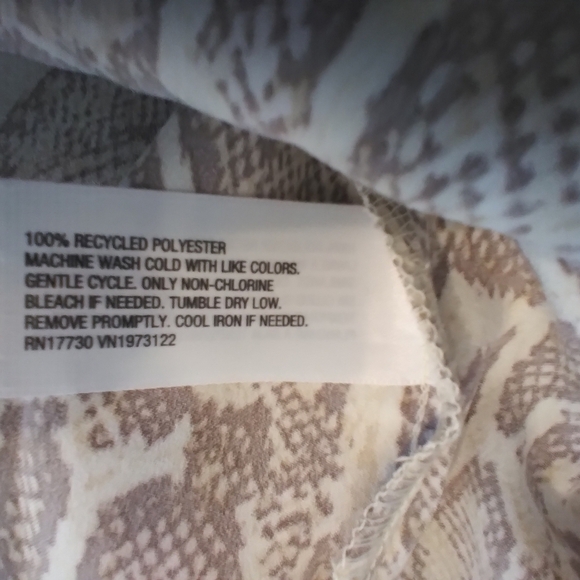 NWT Womens Snakeskin Button Down Top Size 1X Workwear Mob Wife Office Resortwear - Picture 2 of 10